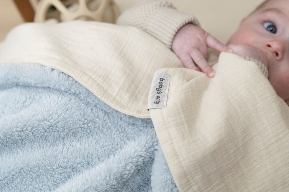 Baby's Only Ledikantdeken Cozy Misty Blue - Baby's Only - Babywinkel - 8720791352486