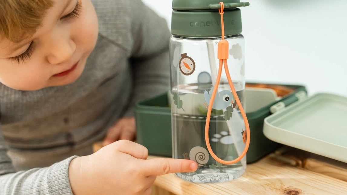 Done By Deer Rietjesbeker Tiny Trails Green 350ml koop je bij Babywinkel