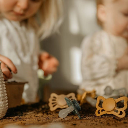 Frigg Speen Maat 2 Butterfly Great Gray/Honey Gold Silicone 2 - Pack - Frigg - Babywinkel - 5715239022437