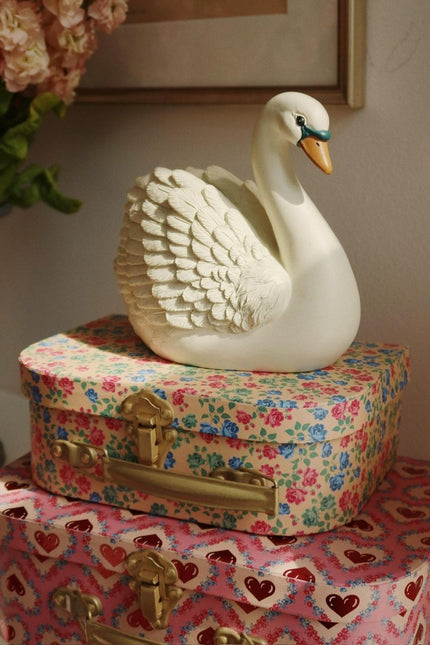 Konges Sløjd Spaarpot Swan Met Strik koop je bij Babywinkel
