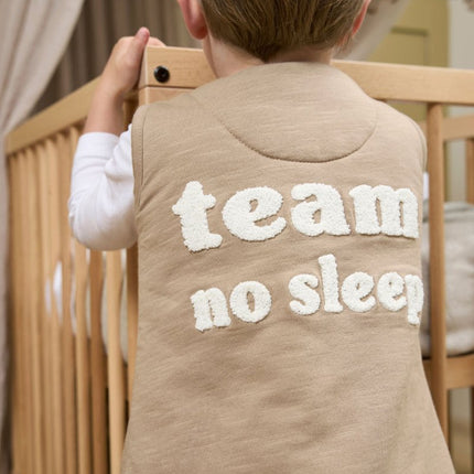 Meyco Baby Slub Met Team No Sleep Applicatie Baby Winter Slaapoverall Jumper Taupe/Offwhite - Meyco - Babywinkel - 4054703840667