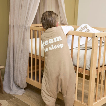 Meyco Baby Slub Met Team No Sleep Applicatie Baby Winter Slaapoverall Jumper Taupe/Offwhite - Meyco - Babywinkel - 4054703840667
