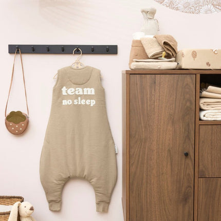 Meyco Baby Slub Met Team No Sleep Applicatie Baby Winter Slaapoverall Jumper Taupe/Offwhite - Meyco - Babywinkel - 4054703840667