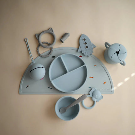 Mushie Baby Bordje Silicone Powder Blue - Mushie - Babywinkel - 810052464275