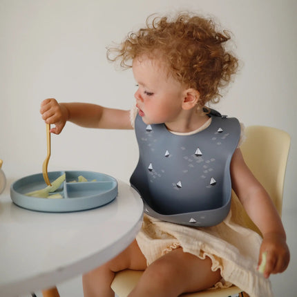 Mushie Baby Bordje Silicone Powder Blue - Mushie - Babywinkel - 810052464275
