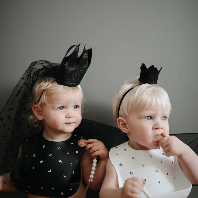 Mushie Slabbetje Silicone Black Numbers koop je bij Babywinkel