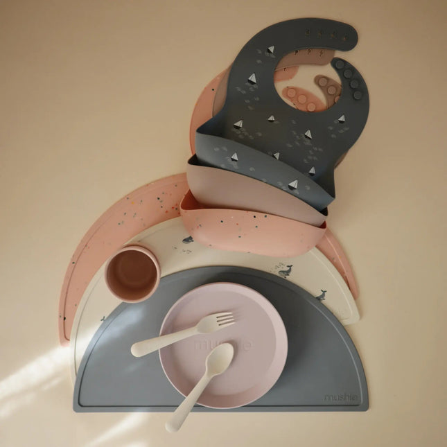 Mushie Slabbetje Silicone Roze Confetti koop je bij Babywinkel