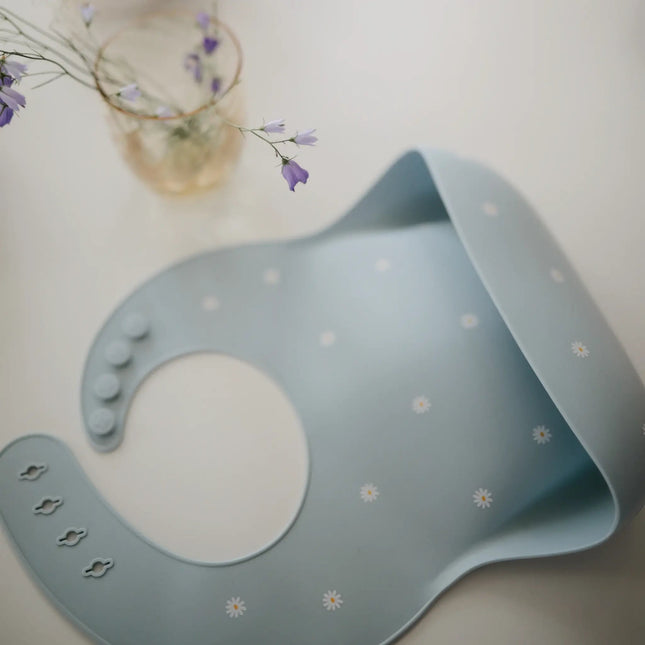 Mushie Slabbetje Silicone White Daisy koop je bij Babywinkel
