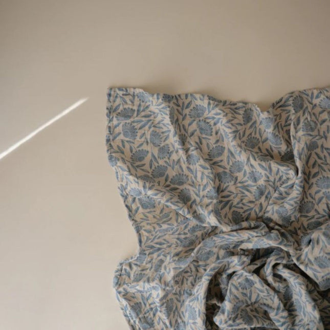 MUSHIE - SWADDLE - Blue Flowers NEW - Mushie - Babywinkel - 840355801835