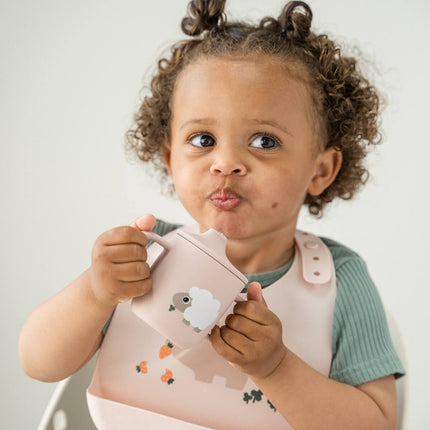 Siliconen drinkbeker met tuit en handvatten Tiny farm Powder koop je bij Babywinkel