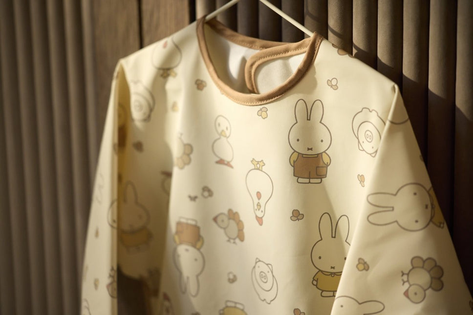 Slab Waterproof met Mouw - Miffy Family Farm koop je bij Babywinkel
