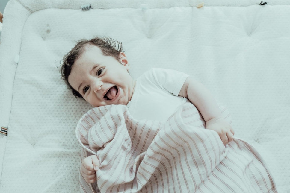 Snoozebaby Speelkleed Cheerful Playing Stone Beige 95x75cm koop je bij Babywinkel