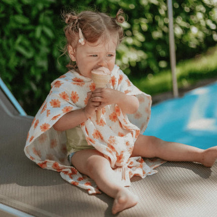 Swim Essentials Luxe Beach Poncho Flower Hearts koop je bij Babywinkel