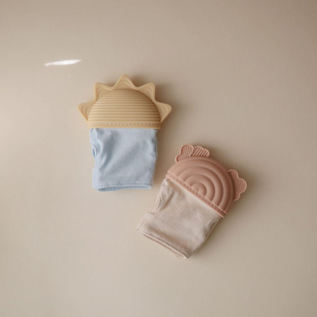 Mushie Bijthandschoen Zon Blauw koop je bij Babywinkel